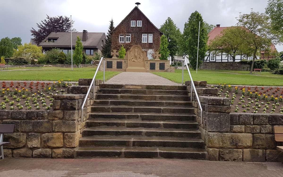 ehrenmal 20180512 1283246175